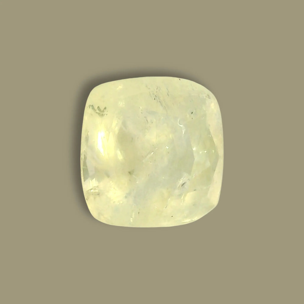 Sri Lankan Yellow Sapphire (Pukhraj) 4.5 Carat / 5.0 Ratti, Unheated and Untreated – No indications of treatment observed – top view
