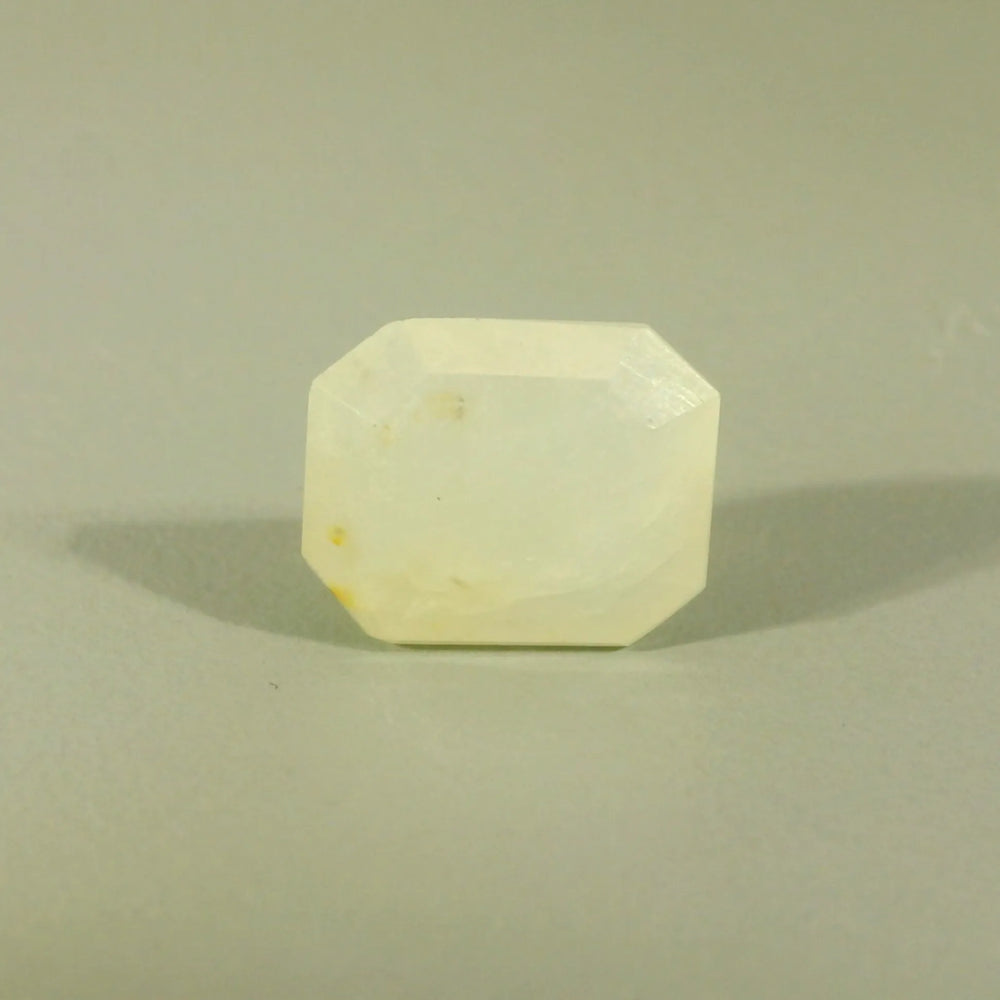 Yellow Sapphire (Pukhraj) 4.42 Carat / 4.92 Ratti, Unheated and Untreated – No indications of treatment observed – front view
