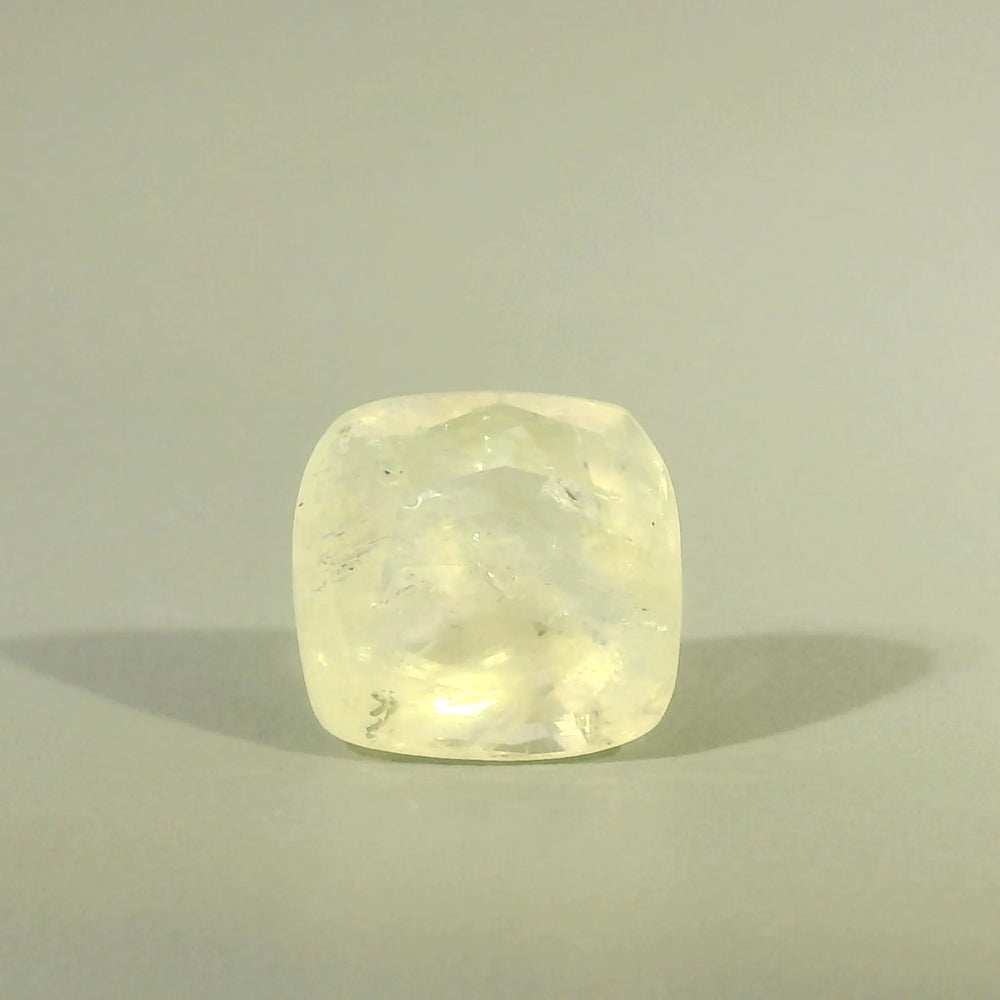 Sri Lankan Yellow Sapphire (Pukhraj) 4.5 Carat / 5.0 Ratti, Unheated and Untreated – No indications of treatment observed – front view